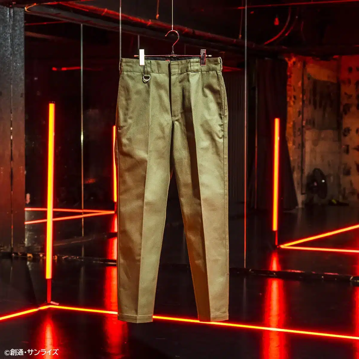 カーキのワークパンツ