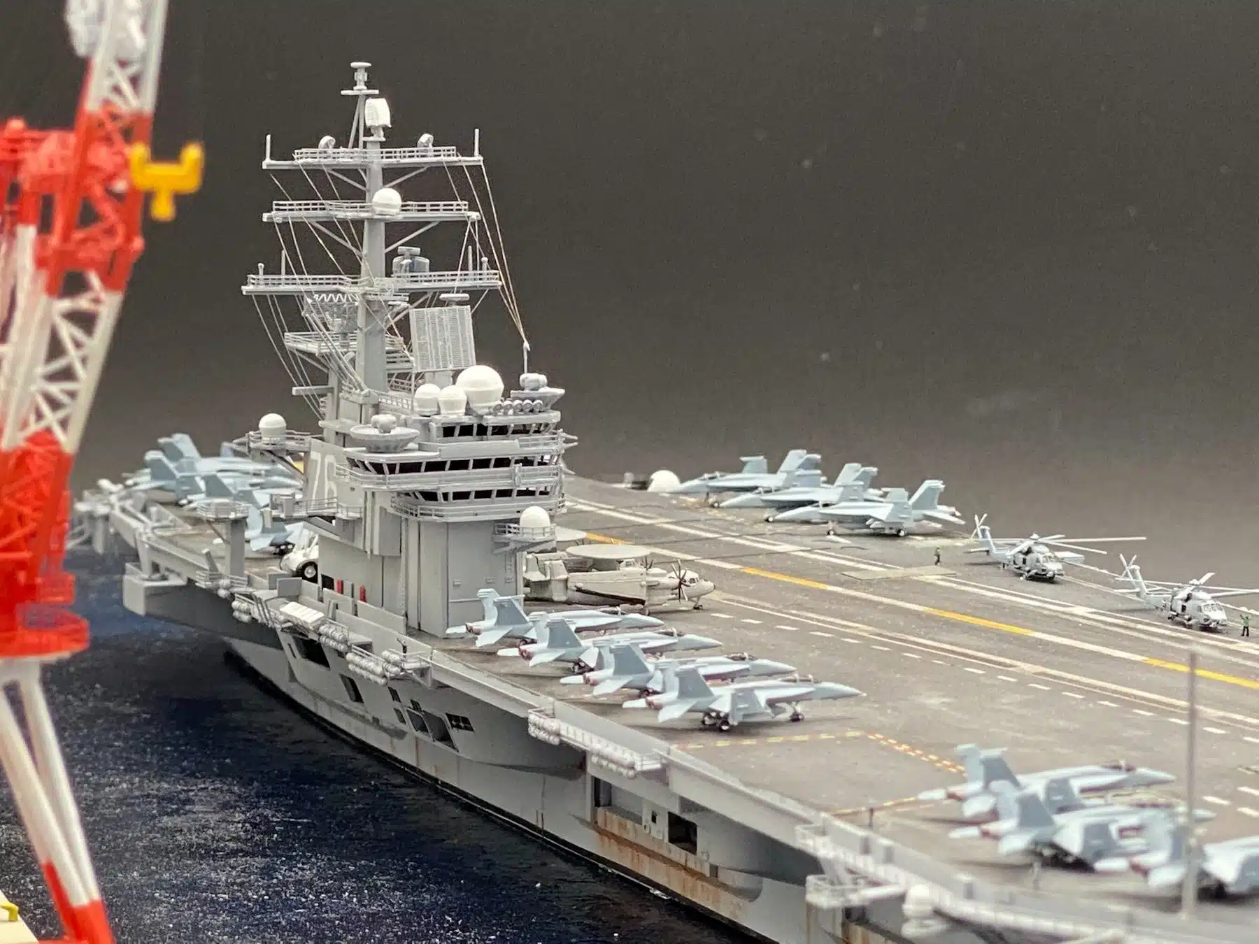 精巧に作られた航空母艦のスケールモデル