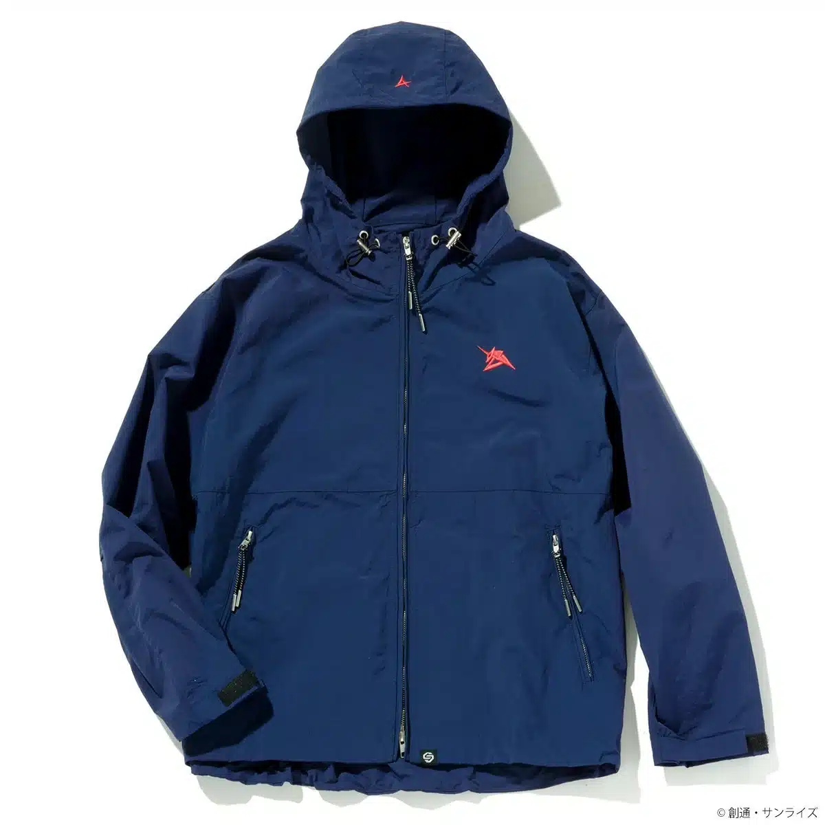 濃いネイビーのフード付きジャケットで、左胸とフードに赤いシャアのエンブレムが刺繍されています。