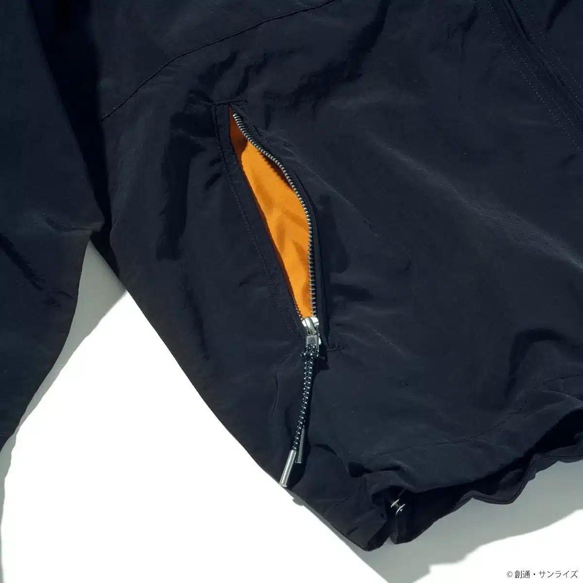 黒いアウターのポケット部分をクローズアップした画像です。