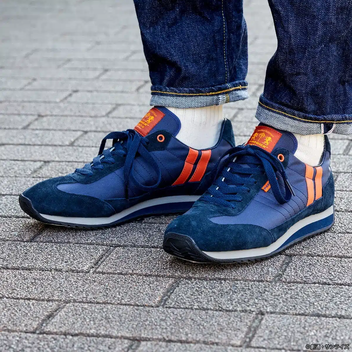 スニーカーを着用した足元