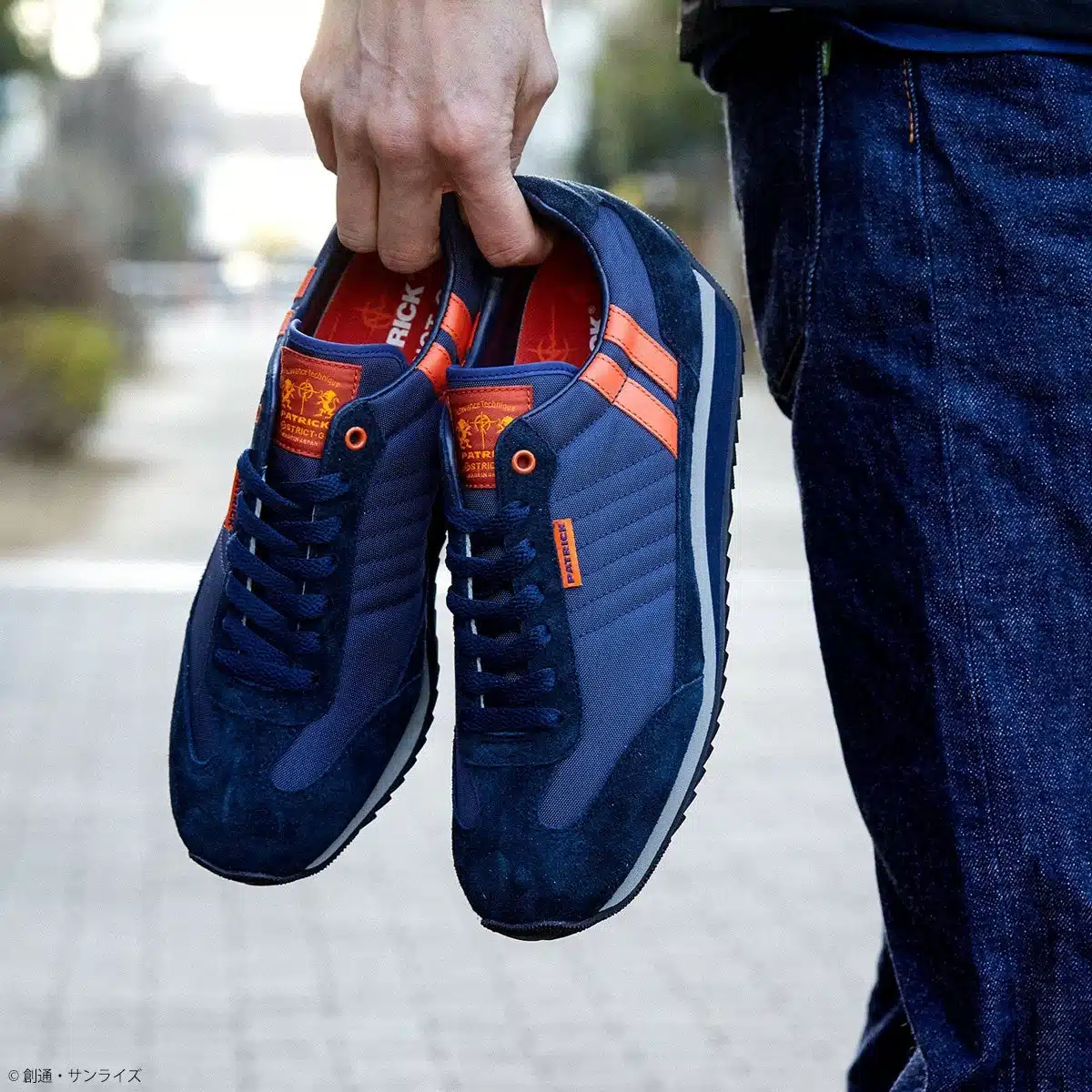 手元に持たれたコラボスニーカー