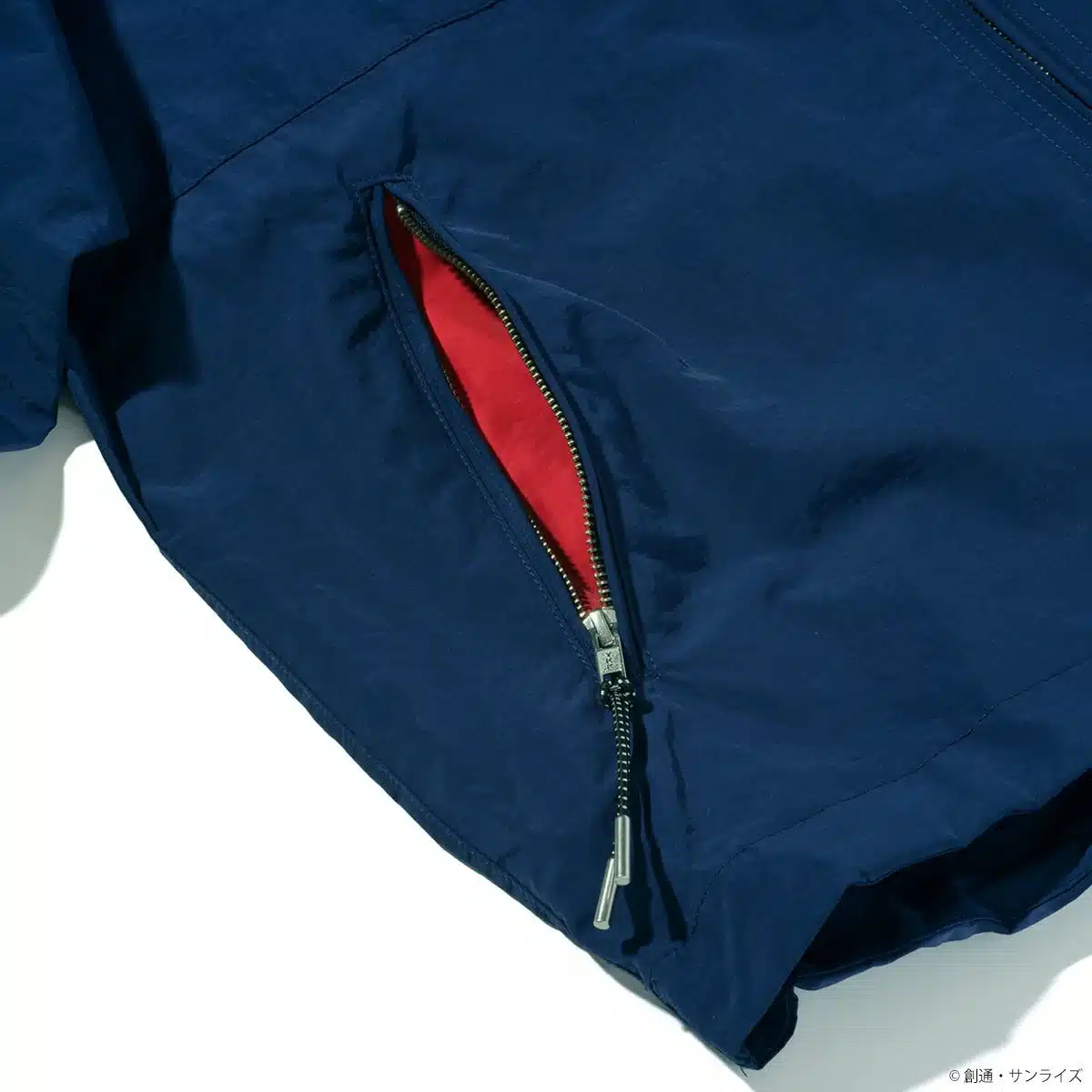 ネイビーのジャケットのポケット部分をクローズアップした画像。