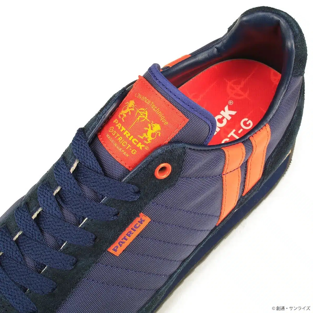 スニーカーのシュータンに施されたオリジナルネーム