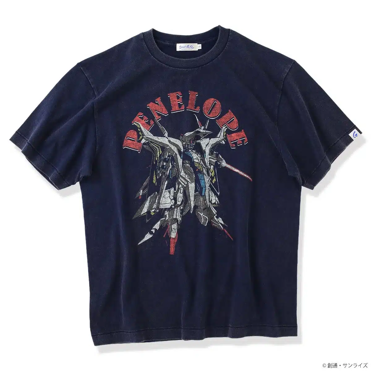ガンダムシリーズのモビルスーツ「ペーネロペー」が大きくプリントされたネイビーの半袖Tシャツ。上部には「PENELOPE」の文字がデザインされています。