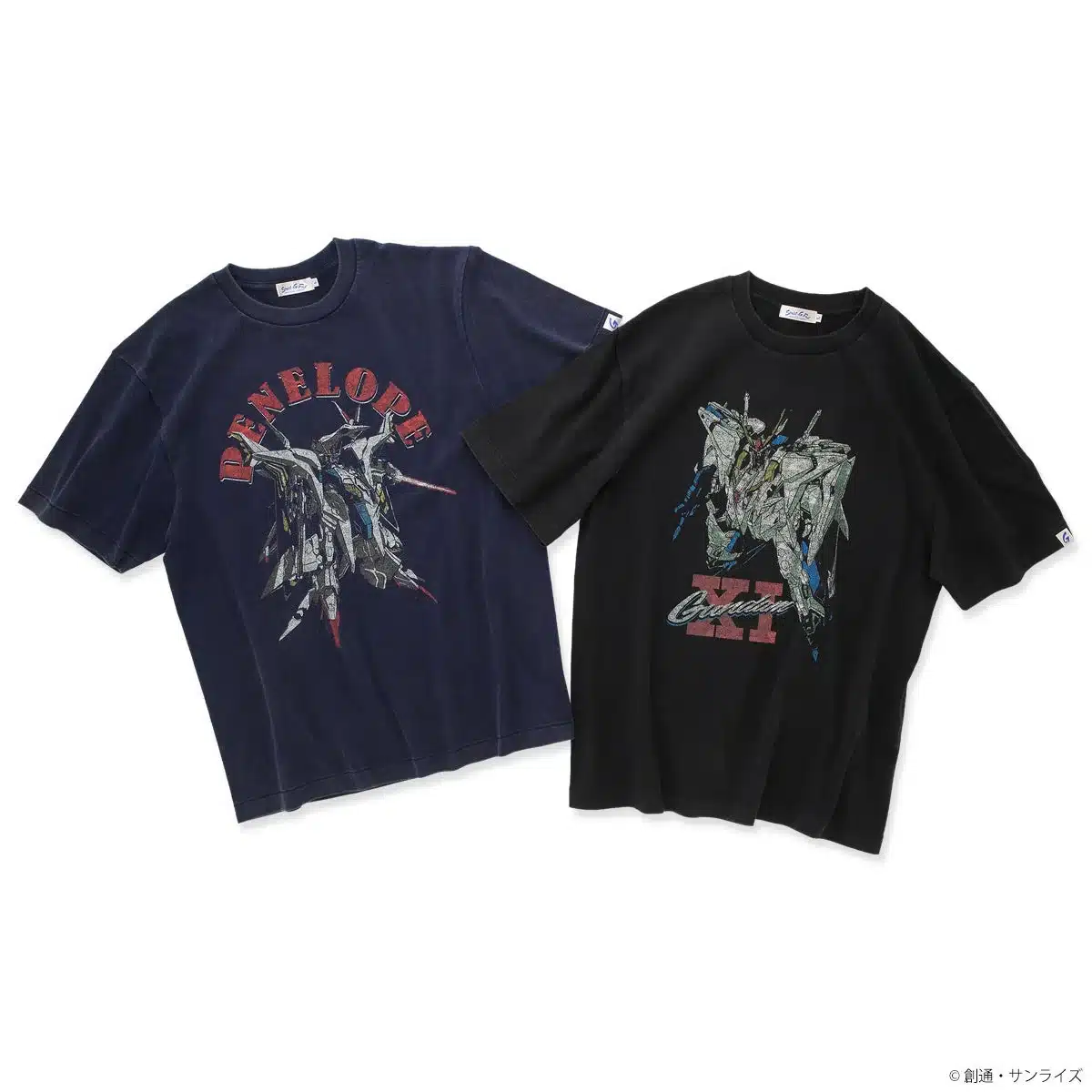 白い背景に、人気アニメ「機動戦士ガンダム 閃光のハサウェイ」に登場するペーネロペーとΞガンダムがデザインされた2枚のTシャツが並べられています。