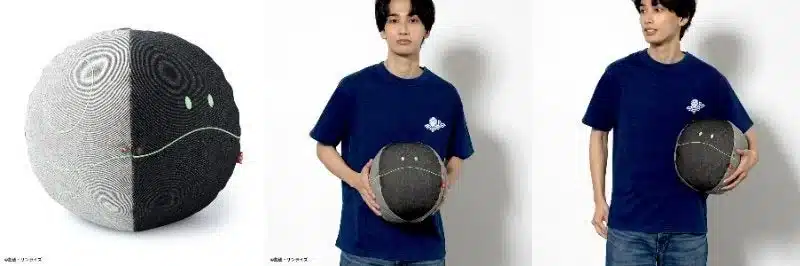 ザクをモチーフにしたクッションと男性モデル