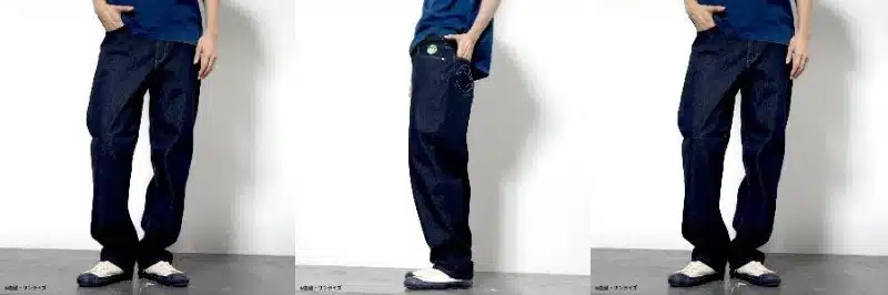 ネイビーのデニムパンツを着用した男性モデル