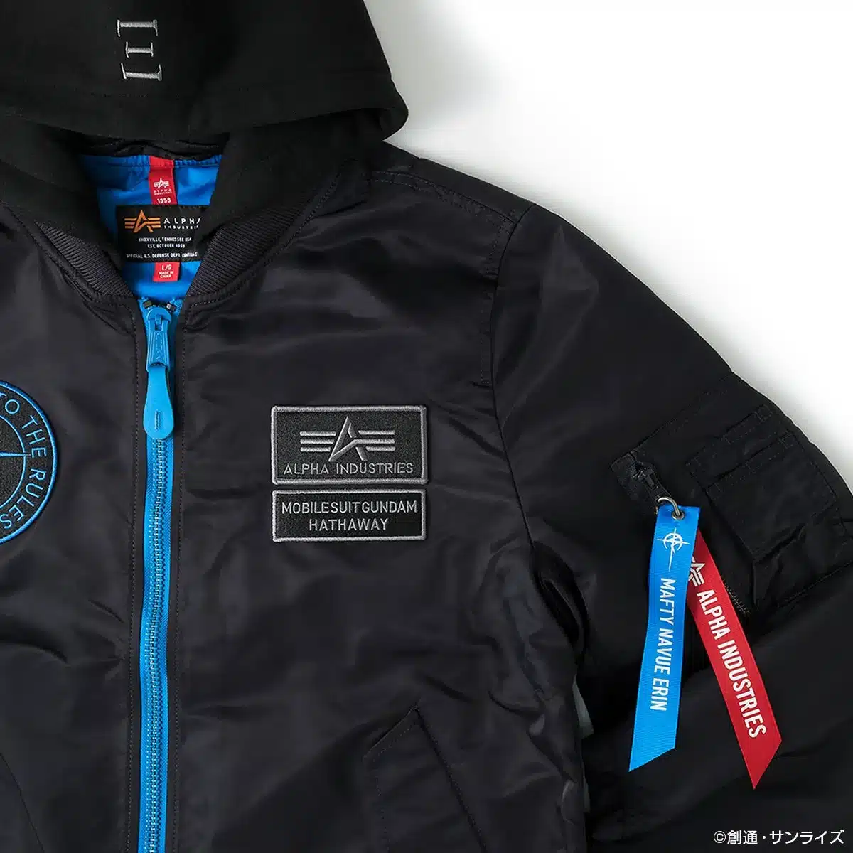 袖のタグやジッパーなどのディテール