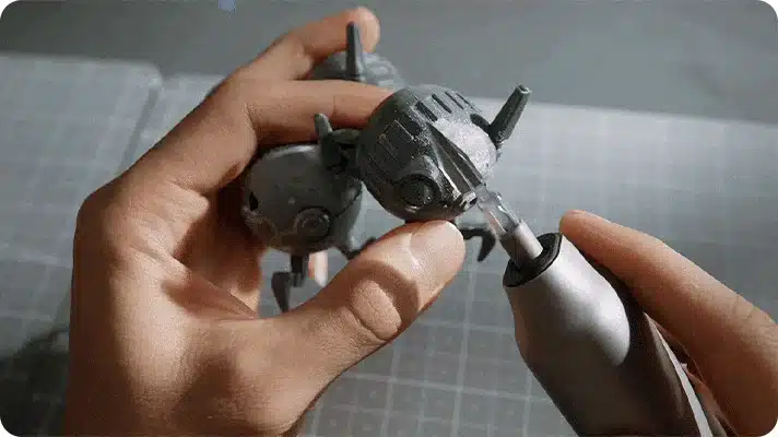 プラモデルのパーツを加工する様子