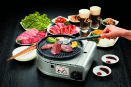 煙を気にせず焼肉を楽しむ様子