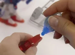 プラモデルに塗布する様子