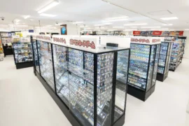 店舗内のトレーディングカードとガンプラ陳列