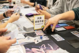 対戦スペースでカードゲームをプレイする様子