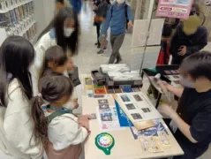 子供たちがカードゲームを学ぶ様子