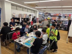 ホビーショップで人々が交流する様子