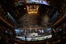 コンフェッティが舞う会場
