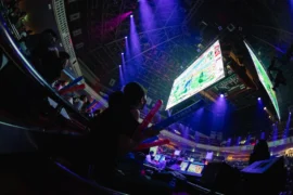 eスポーツイベントのアリーナと観客