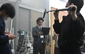 撮影現場での伊藤英明氏